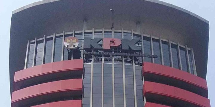 KPK Tahan Bupati Tulungagung Syahri Mulyo
