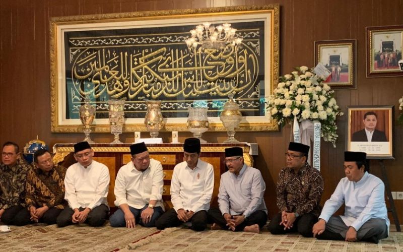 Presiden Jokowi Melayat ke Kediaman Ketua MA Presiden Jokowi Melayat ke Kediaman Ketua MA