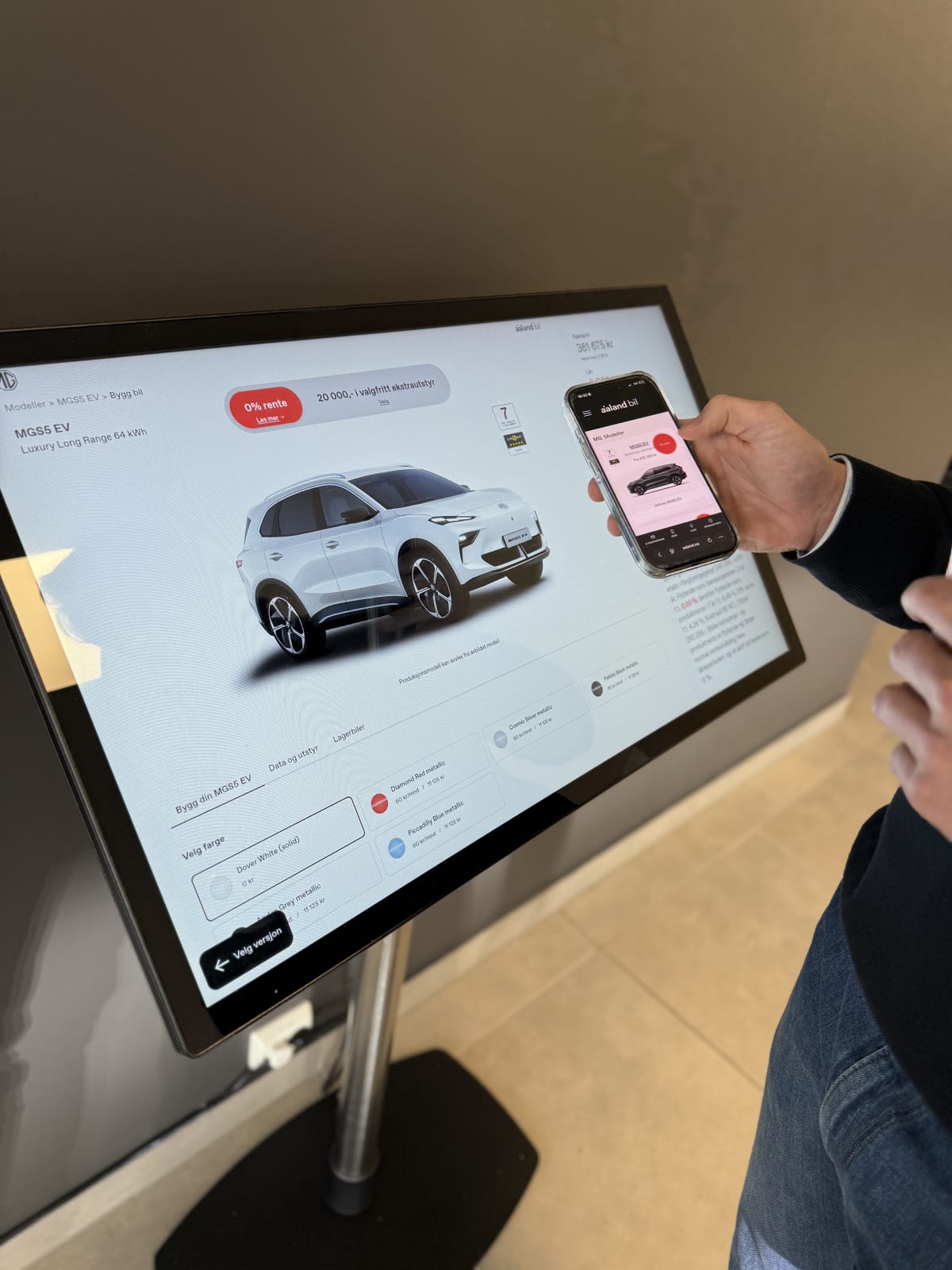 Short Shift ties the showroom and website more closely together at Aaland Bil