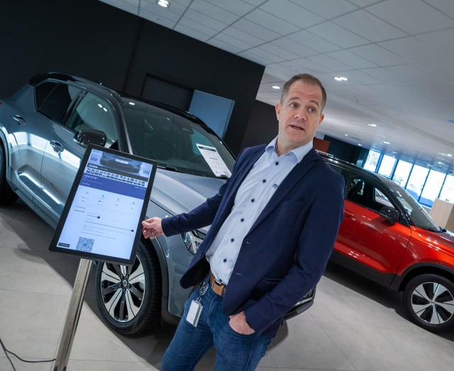 Olav Aksnes viser skjermen fra Short Shift