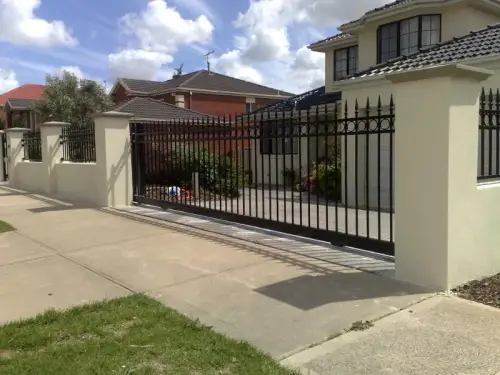 Automatic gate in domestic driveway - Haven Fencing