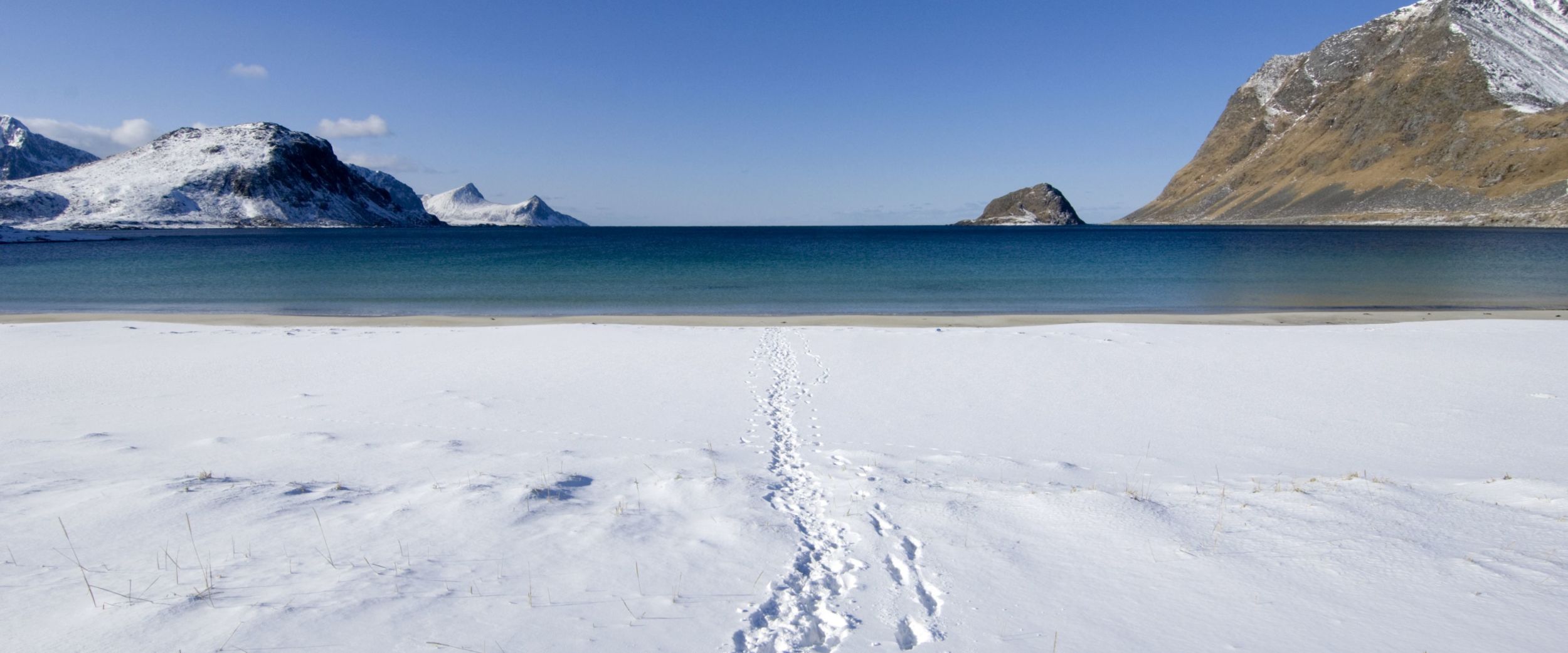 Beach covered with snow in Lofoten, photo, Terje Rakke, Nordic Life, nordnorge.com