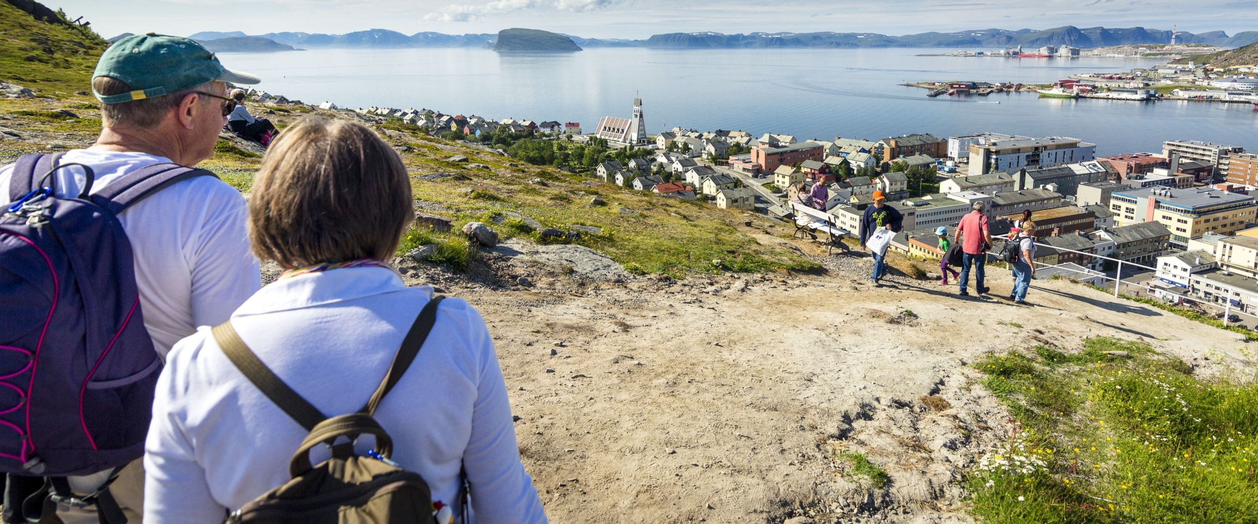 Viewpoint Salen. People enjoying the view of Hammerfest on a sunny day. Photo: Ziggi Wantuch.