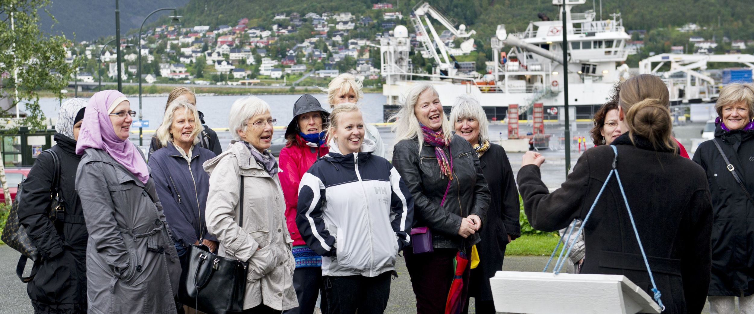 Folk som er med på vandreteater i Tromsø