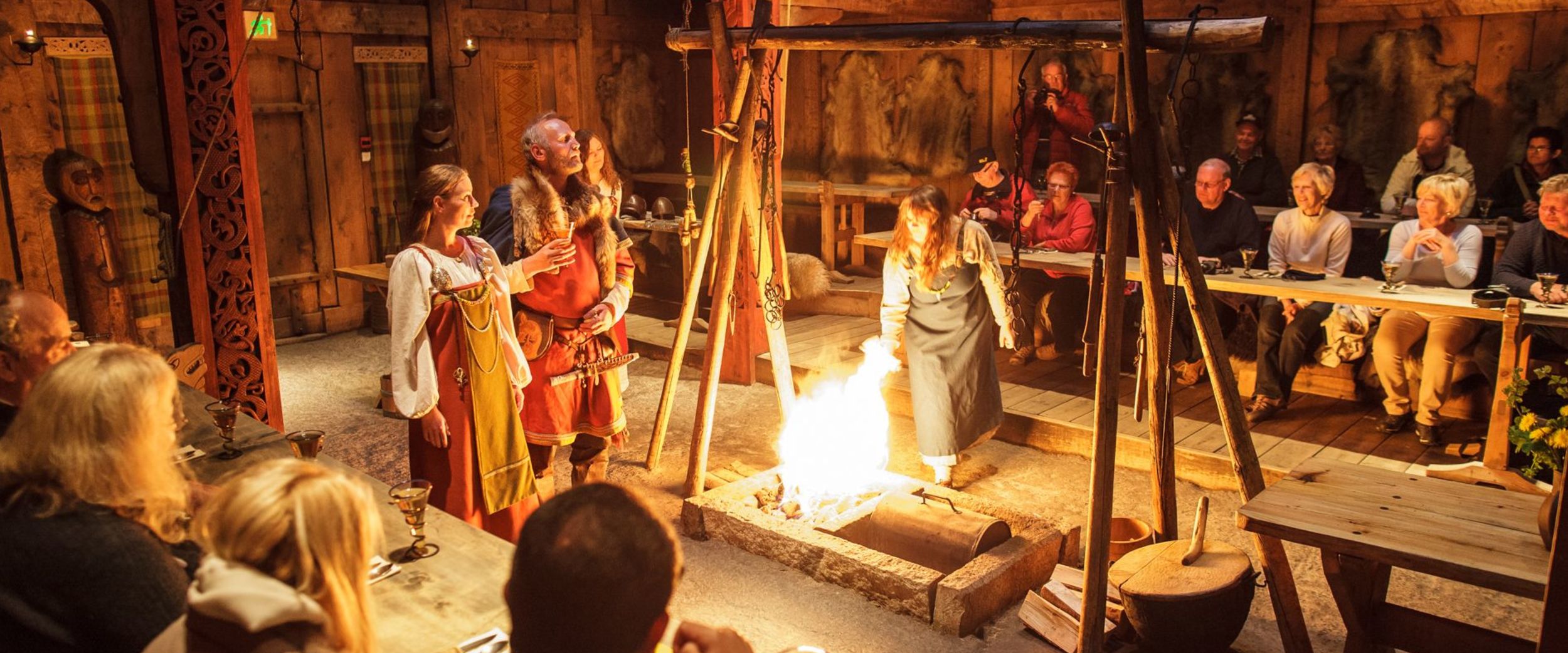 Inne på besøk hos husfrua og vikinghøvdingen på Lofotr vikingmuseum