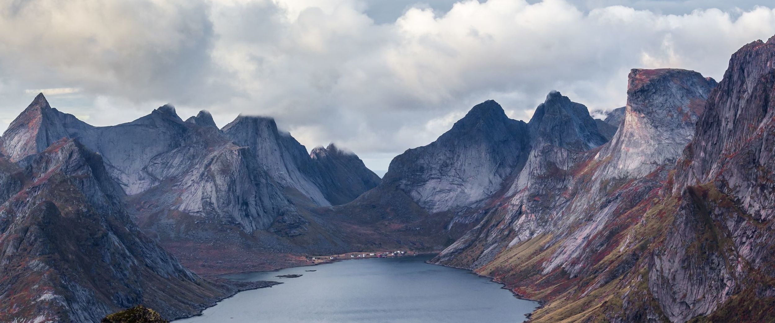 Reine in Lofoten, mountains around a fjord. Photo: Ferdinand Stohr, unsplash