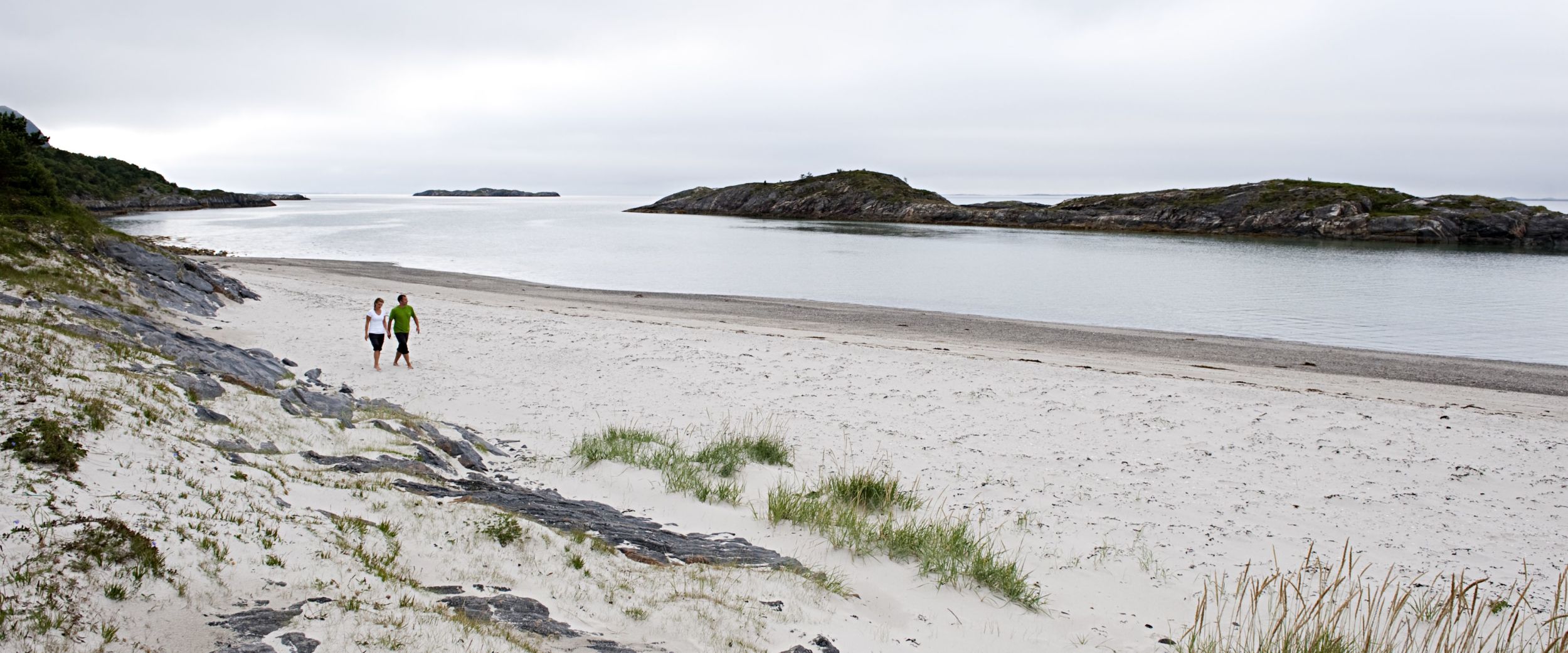 Couple at a beach in Tomma, Nesna. Photo: Terje Rakke, Nordic life, nordnorge.com