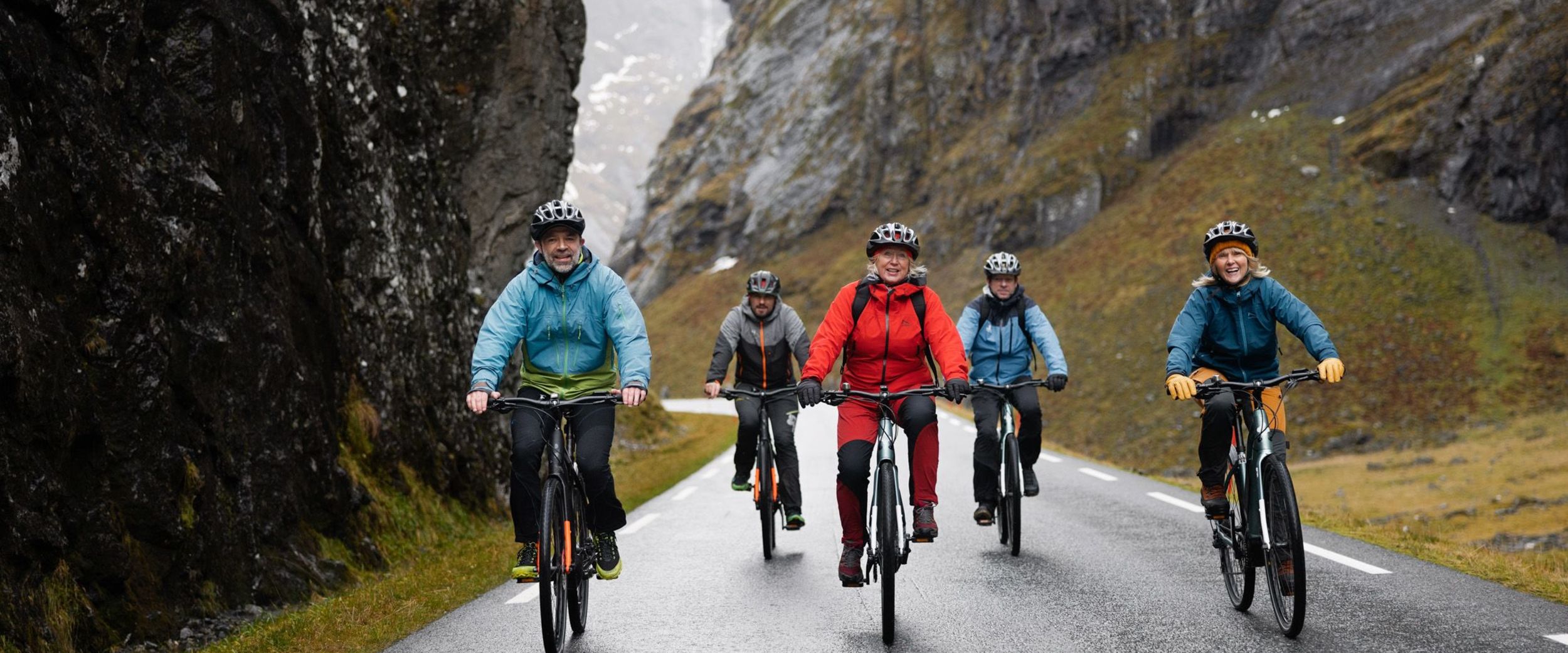 E-biking between steep mountains in Norangsdalen next to Hjørundfjorden. Photo: Havila Kystruten/Marius Beck Dahle