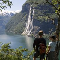 People enjoying the view from Skageflå to the Seven sisters waterfall. Photo: Terje Rakke