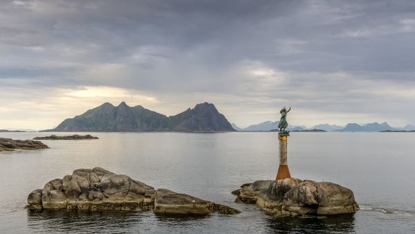 Sculpture welcoming sailors outside Svolvær.