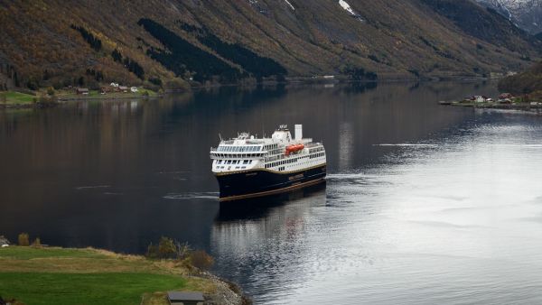 havila polaris in hjørundfjorden