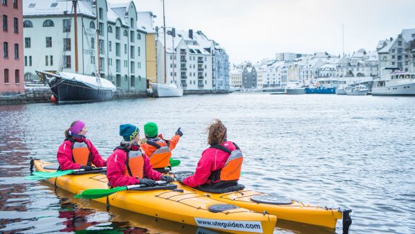 People kayaking in Ålesund in the winter