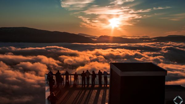 Utsikt frå Fjellheisen i Tromsø, lav sol og skoddehav