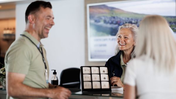 Butikken om bord hjelper deg med utfluktsbestillinger,  og kanskje finner du en liten gave til deg selv eller din kjære?