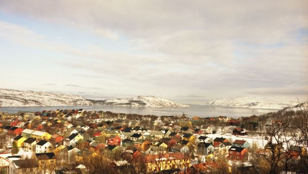 Kirkenes with snow in warm light. Photo: Jørn Tomter, nordnorge.com