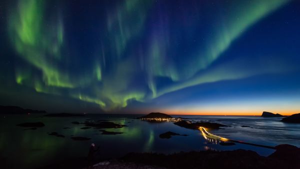 Polar night with northern lights. Photo: Ole C. Alomonsen, visitnorway.com