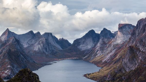 Reine in Lofoten, mountains around a fjord. Photo: Ferdinand Stohr, unsplash