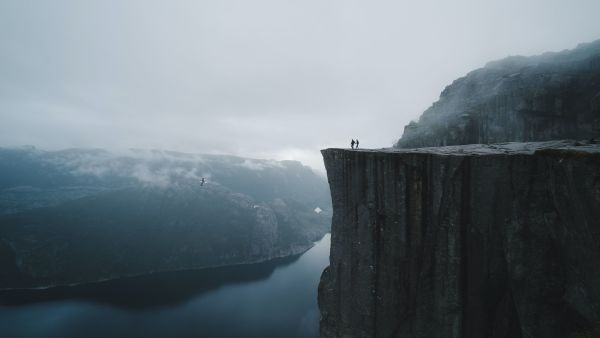 Preikestolen, steep mountain. Photo: Valdemaras, Unsplash