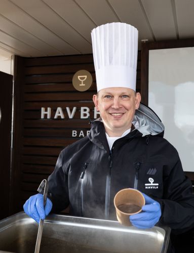 Chef serving soup in Havbris Bar