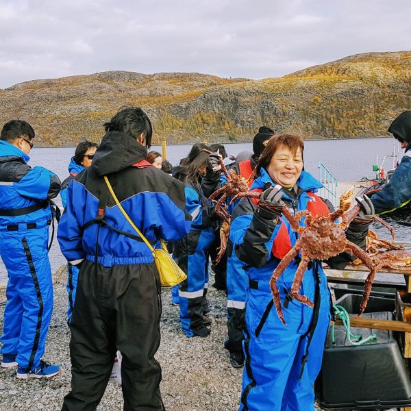 People at a king crab excursion