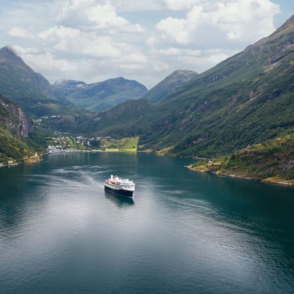 ship in geiranger