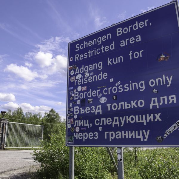 Road sign in Kirkenes at the russian border written with cyrillic letter. Photo: Kirkenes Snowhotel