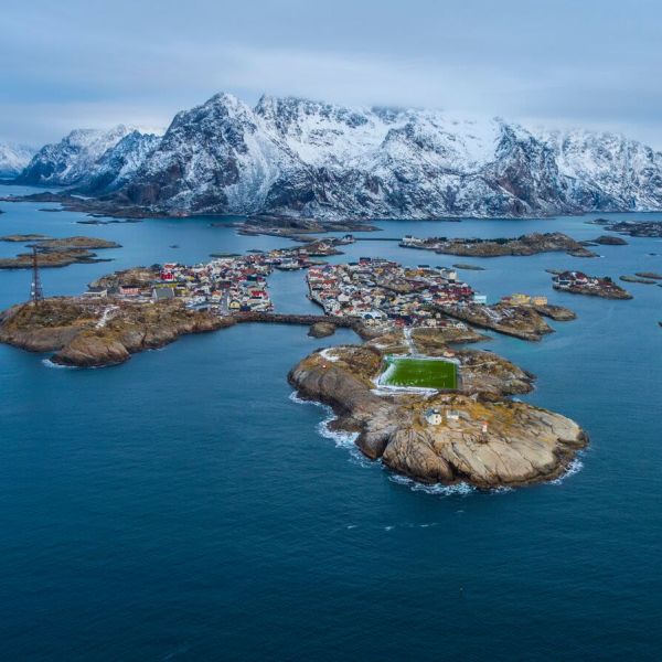 Lofoten, Henningsvær sett frå lufta med fotballbana fremst