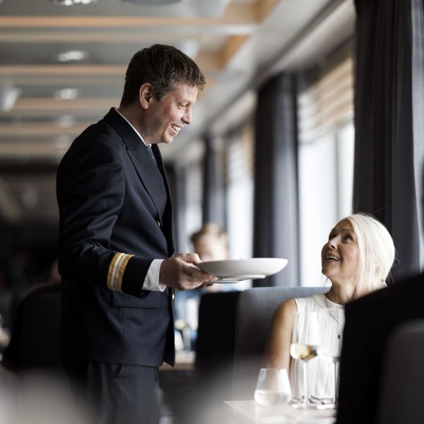 Serving in Hildring Fine Dining. Photo Marius Beck Dahle