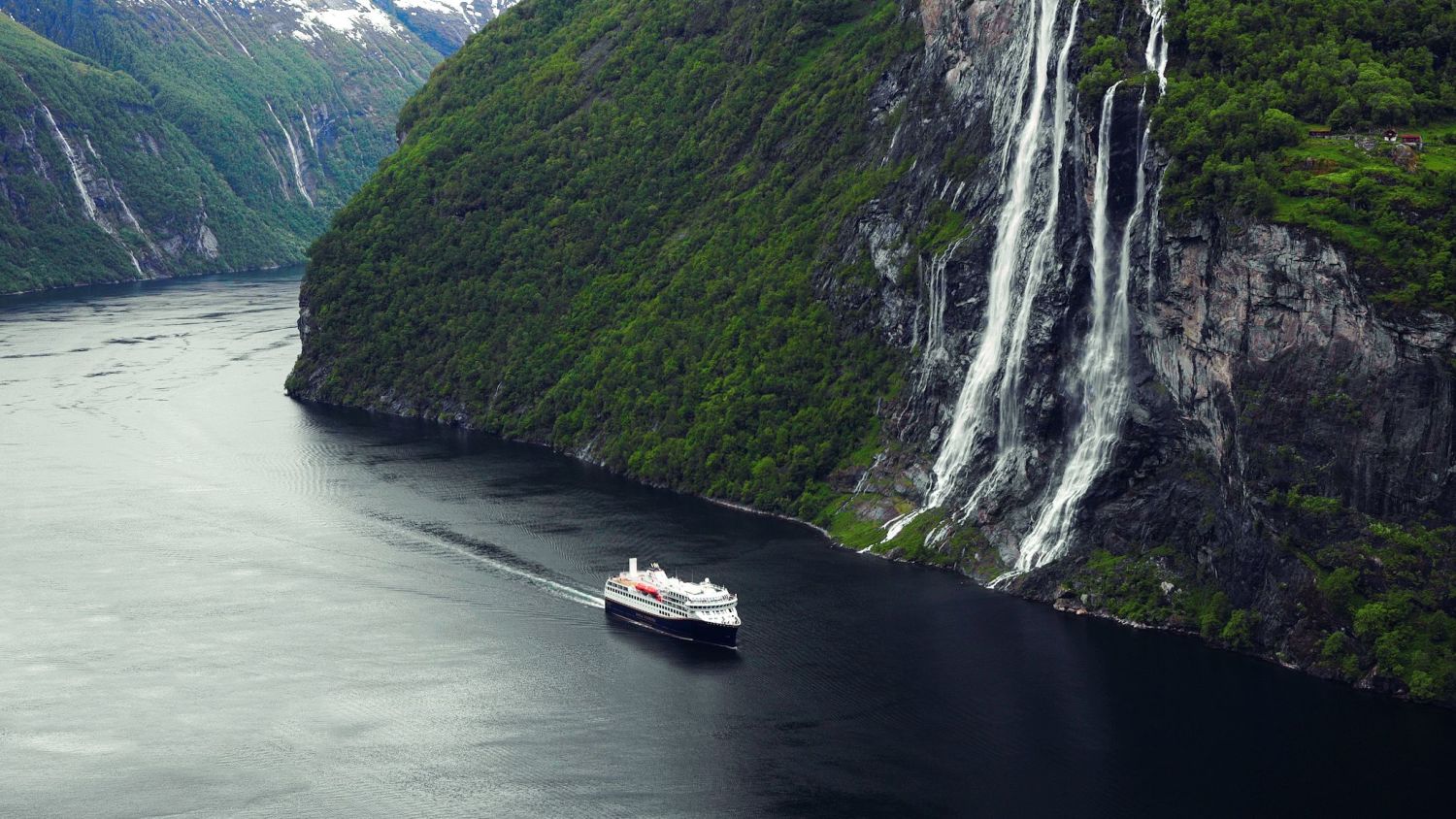 Havila castor seen from Skageflå in the Geirangerfjord. Photo: Oclin