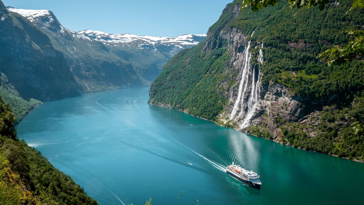 ship in geiranger