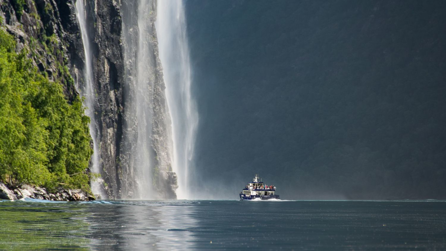 Fjordcruise close to whirling waterfalls in Geiranger. Photo Iberis Tacer/Geiranger Fjordservice