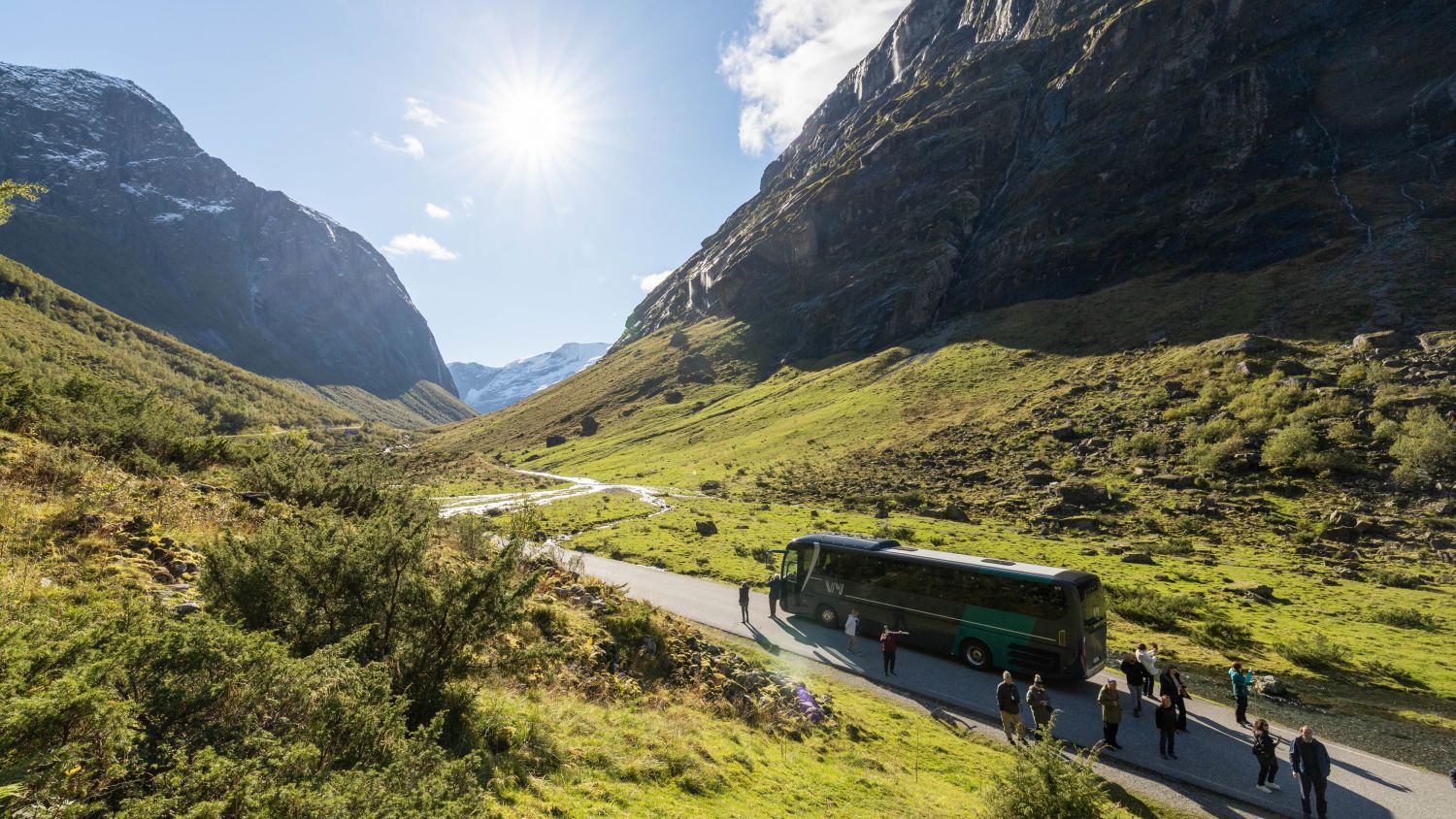 Bus on the road in the middle of Norangsdal