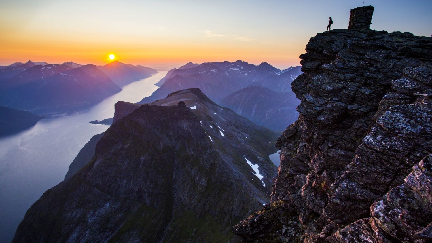 Hjørundfjorden in the sunset. Photo: Håvard Myklebust, fjellfotografen.net, Destinasjon Ålesund & Sunnmøre