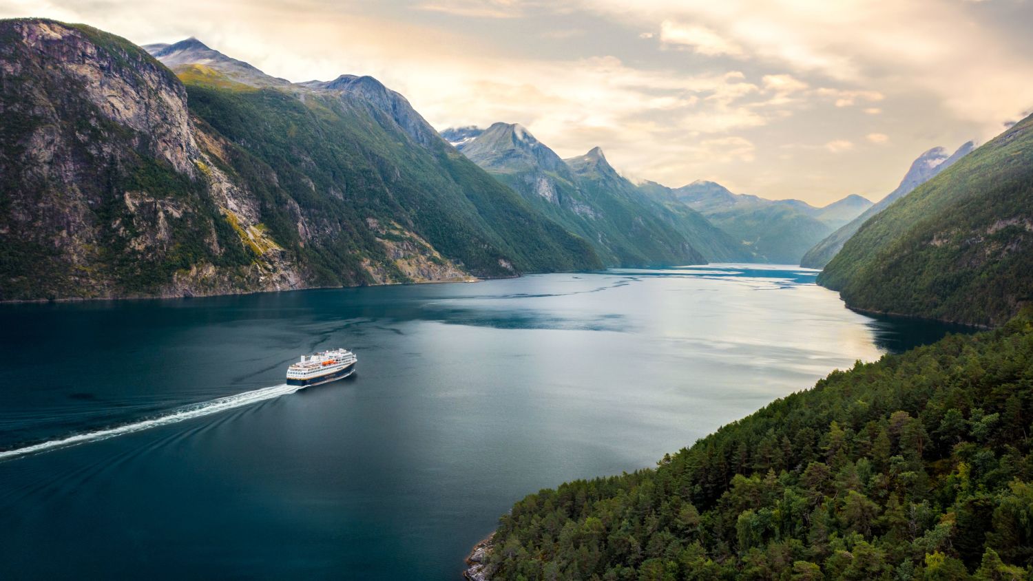 havila ship in geiranger