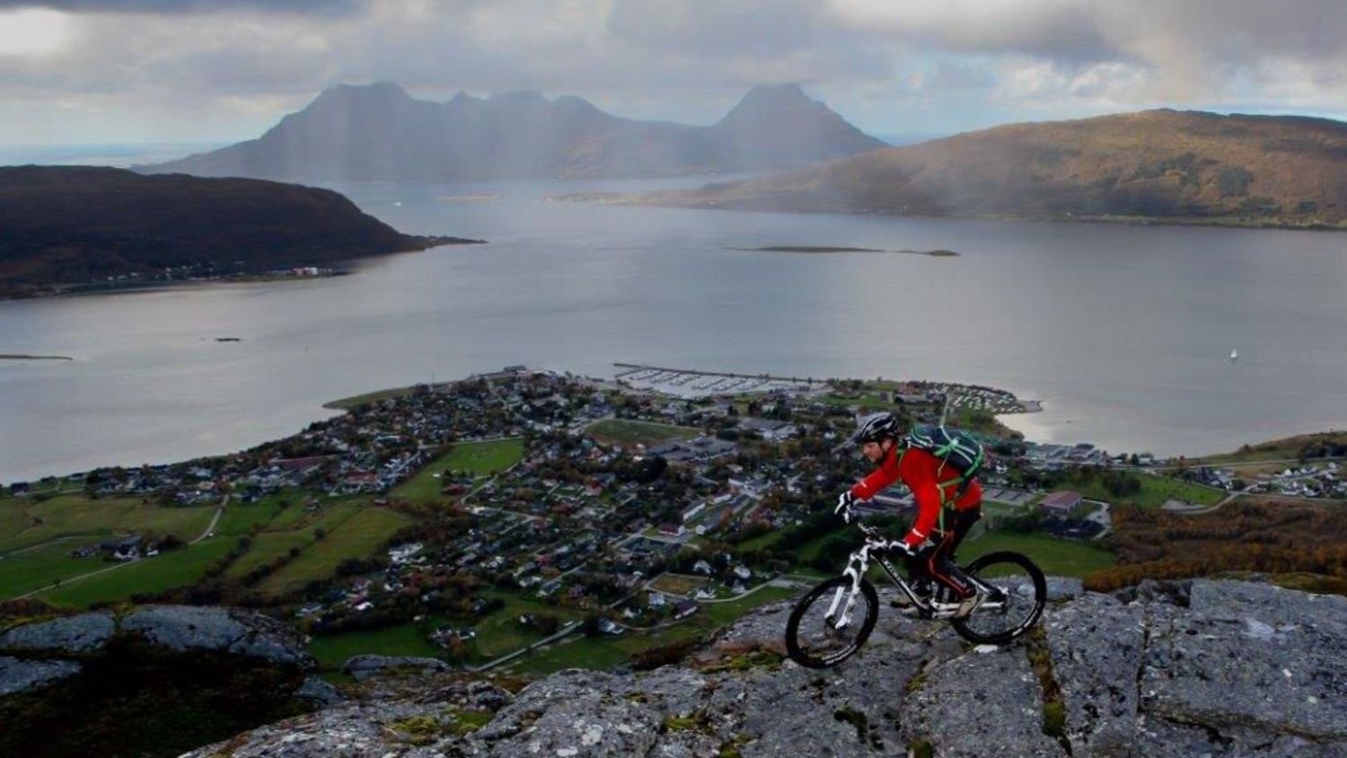 Cycling at a mountain in Nesna, photo: Halvor Hilmersen, Helgeland reiseliv