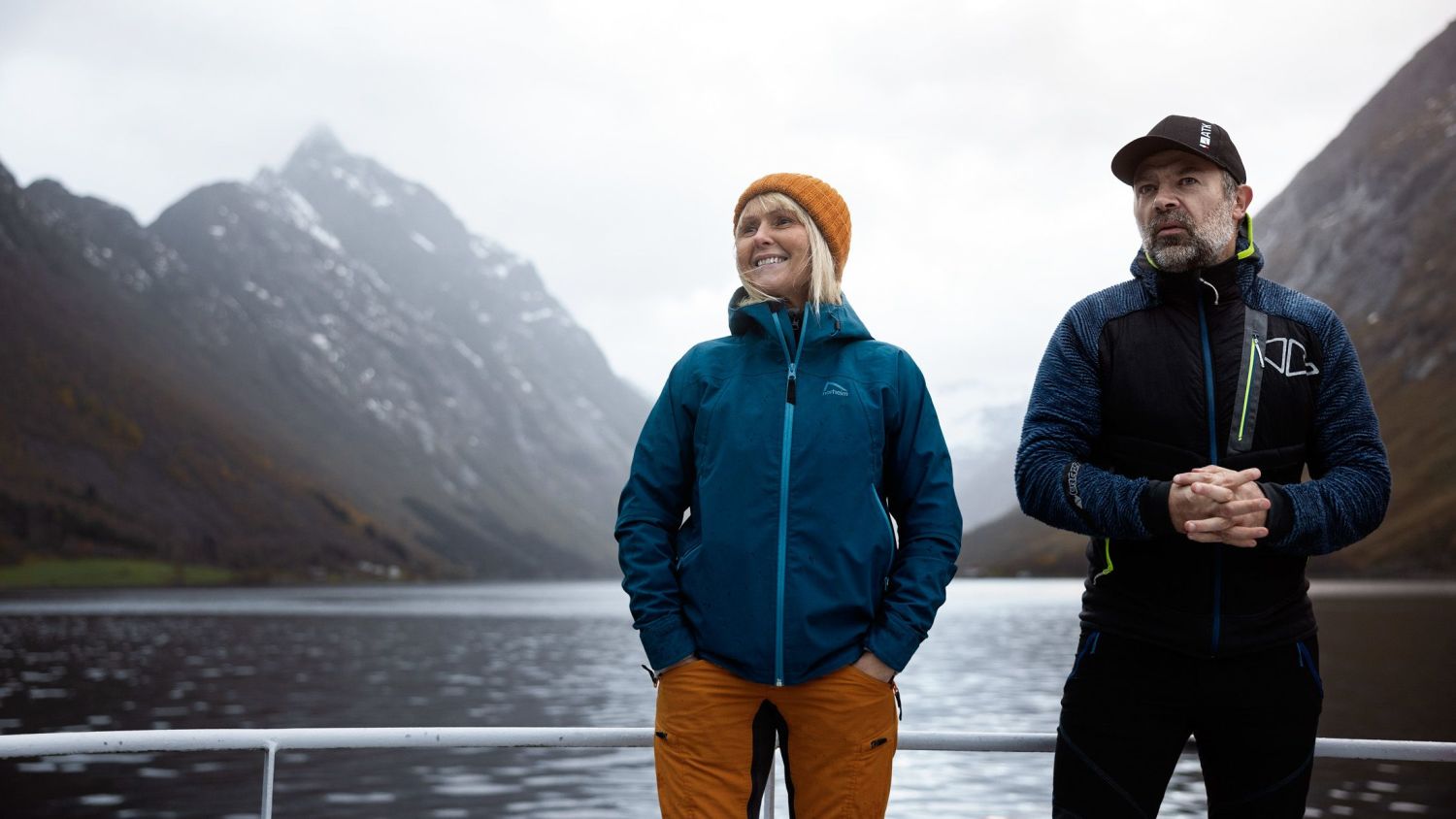 People admiring the majestic mountains around Hjørundfjorden. Photo: Havila Kystruten/Marius Beck Dahle