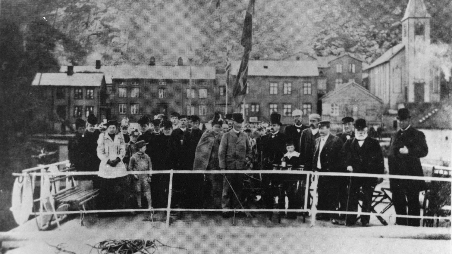 The steamer vesteraalen and the crew when they arrived Hammerfest after the first tour on the coastal route.