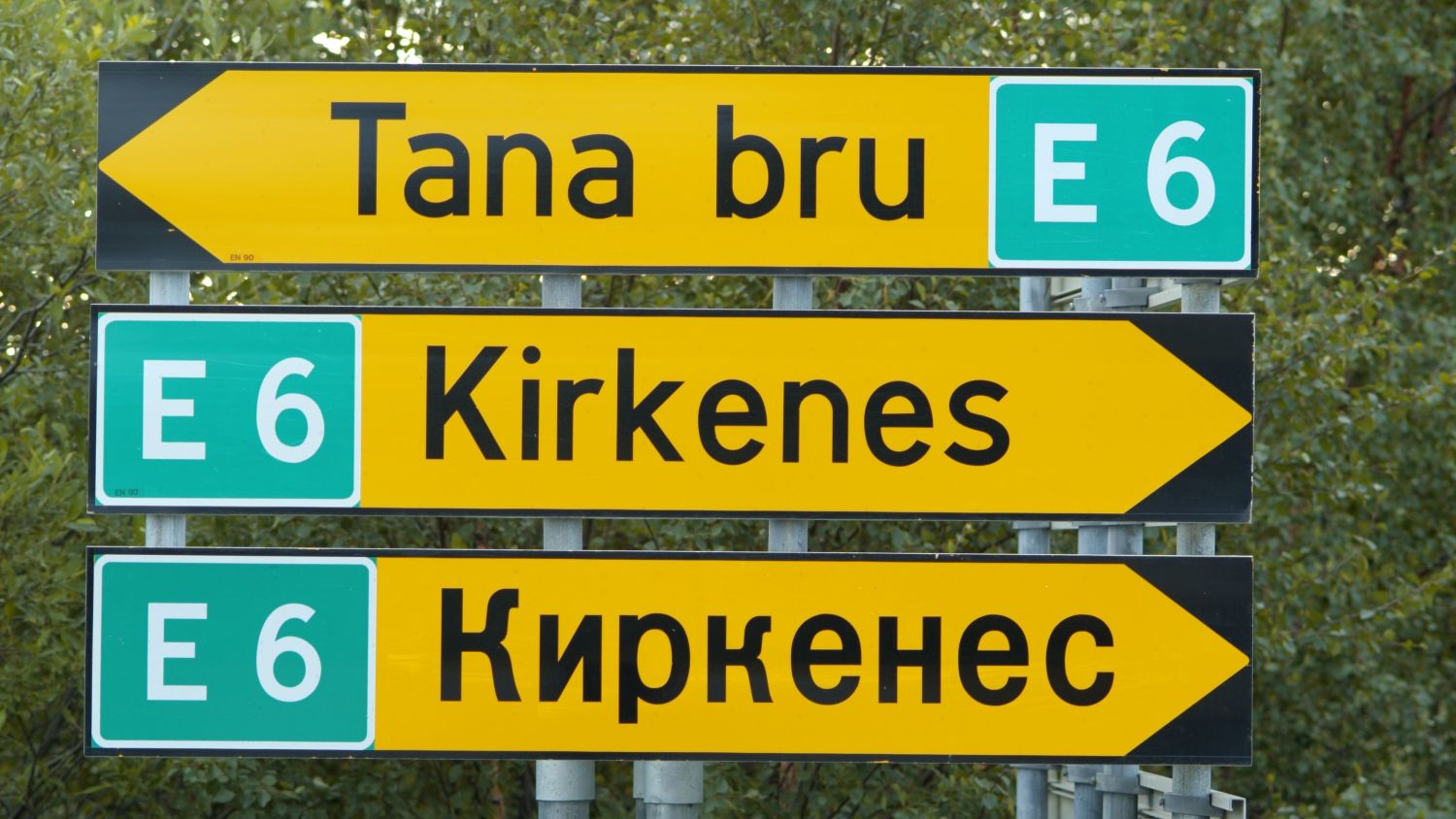 Road signs from Kirkenes written with both latin and cyrillic letters. Photo: Trym Ivar Bergsmo, nordnorge.com