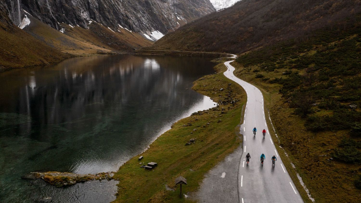 E-biking in Norangsdalen next to Hjørundfjorden. Photo: Havila Kystruten/Marius Beck Dahle