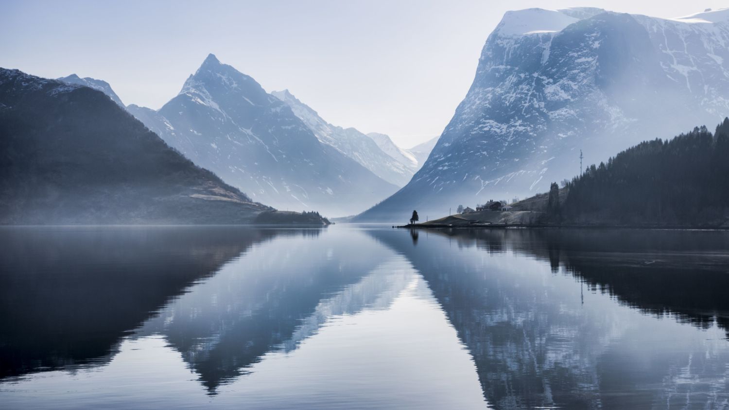 Hjørundfjorden with the famous mountain Slogen. Photo: Håvard Myklebust, fjellfotografen.net, Fjordnorway.com