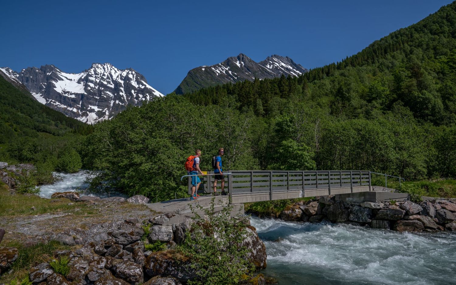 Hiking in the stunning nature around Hjørundfjorden. Photo: Uteguiden.com