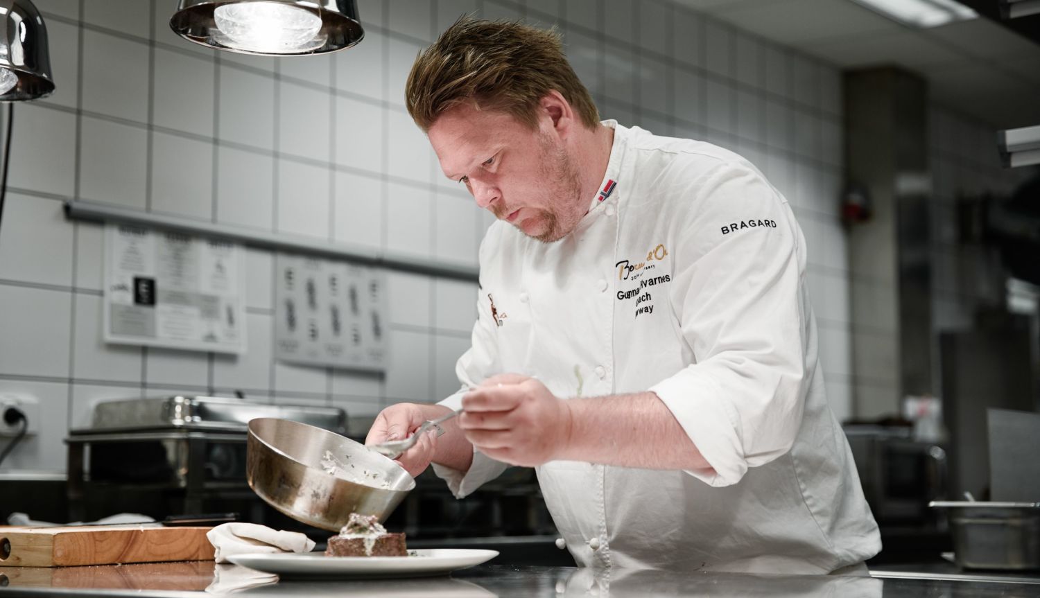 Gunnar Hvarnes prepareing a dish from one of Havila's menus. 