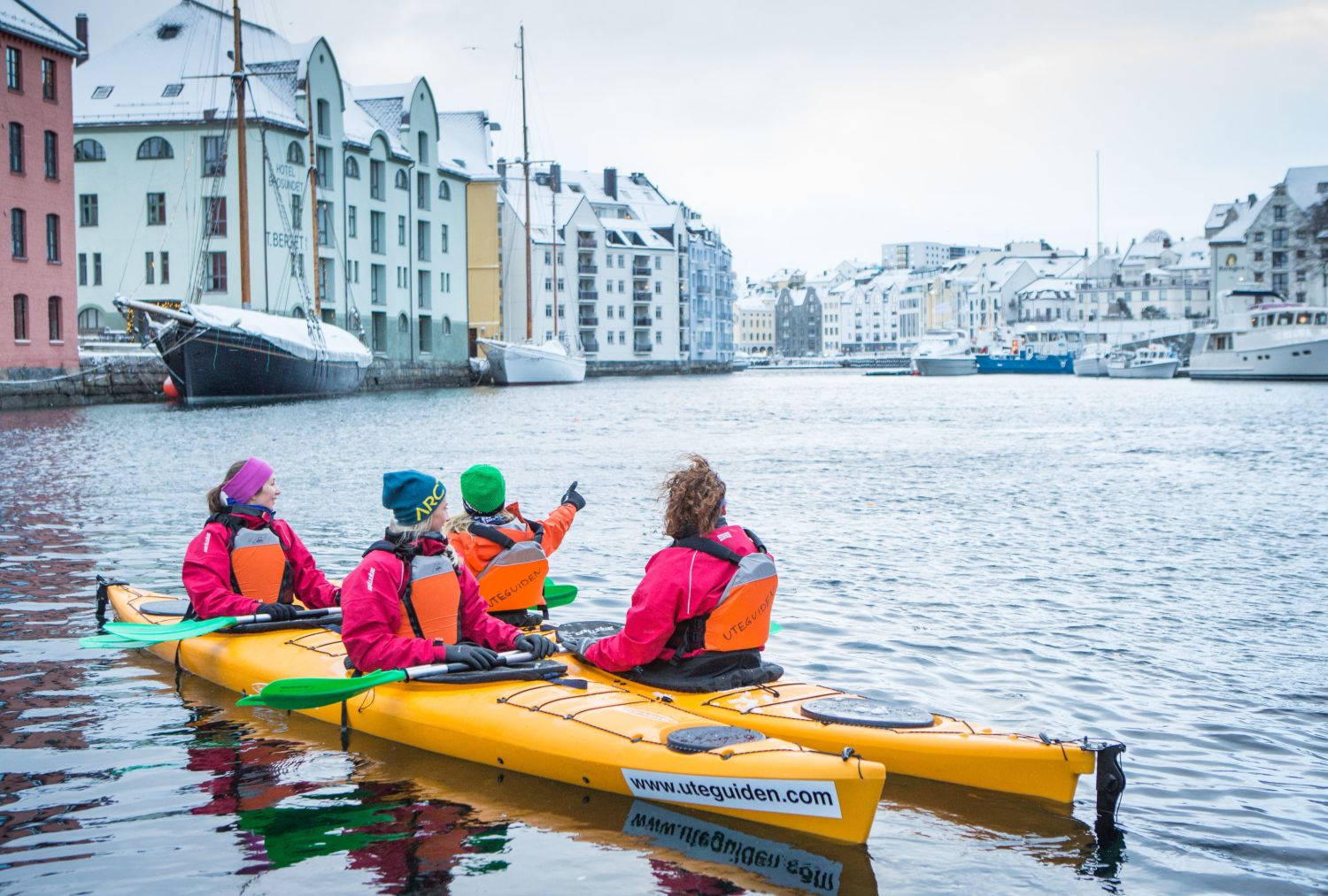 People kayaking in Ålesund in the winter