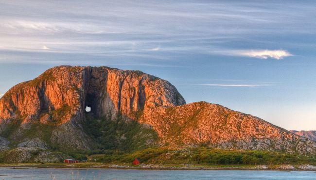 Torghatten. Photo: Ronny Lien, visithelgeland.com