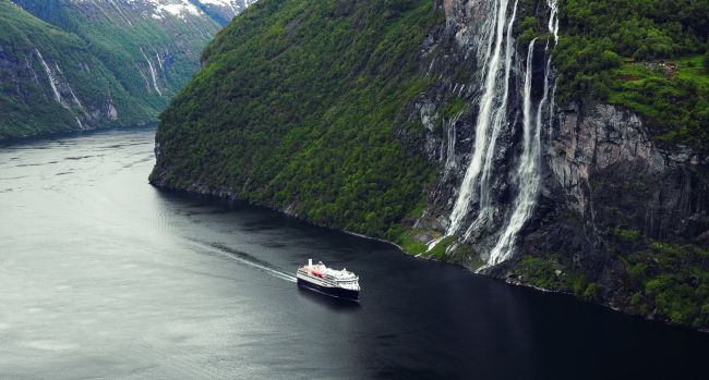 Havila castor seen from Skageflå in the Geirangerfjord. Photo: Oclin