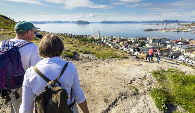 Viewpoint Salen. People enjoying the view of Hammerfest on a sunny day. Photo: Ziggi Wantuch.