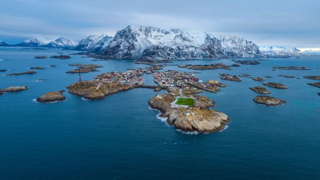 Lofoten, Henningsvær sett frå lufta med fotballbana fremst