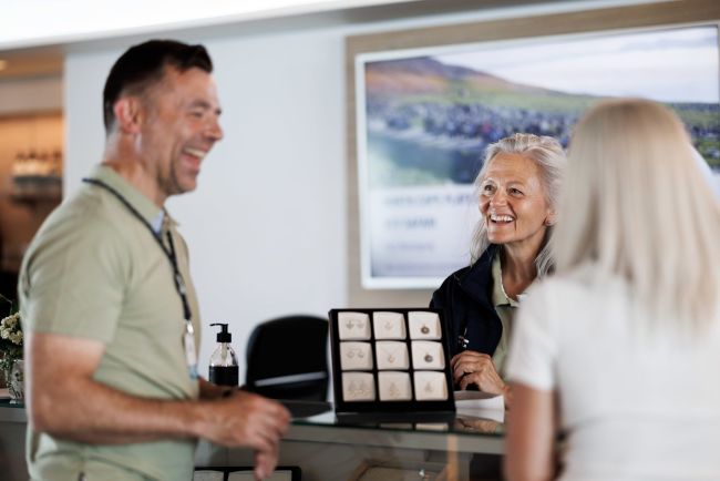 Butikken om bord hjelper deg med utfluktsbestillinger,  og kanskje finner du en liten gave til deg selv eller din kjære?