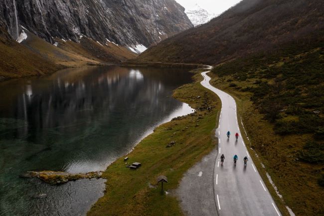 E-biking in Norangsdalen next to Hjørundfjorden. Photo: Havila Kystruten/Marius Beck Dahle