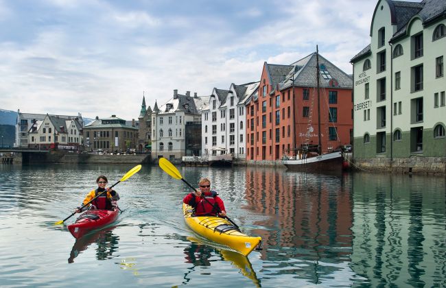 Couple kayaking in Brosundet Ålesund. 